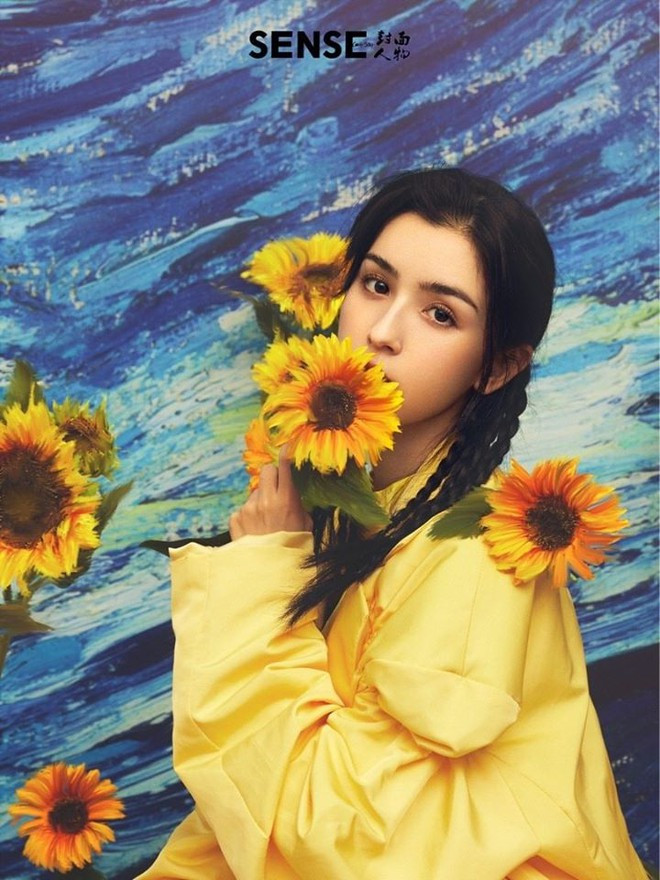 Cô chia sẻ bản thân từng có 2 năm kinh nghiệp trong lĩnh vực biểu diễn tại một đoàn múa thuộc quân đội nhưng muốn tìm kiếm cơ hội ở mảng diễn xuất. Về điểm này cha mẹ cô không cấm cản, bạn bè còn khen ngợi ưu điểm lớn của cô là lạc quan và thích thử thách. Sở hữu đường nét khuôn mặt mềm mại và nữ tính, Cáp Ny Khắc Tư từng được ví như mỹ nhân Trương Bá Chi thời trẻ.