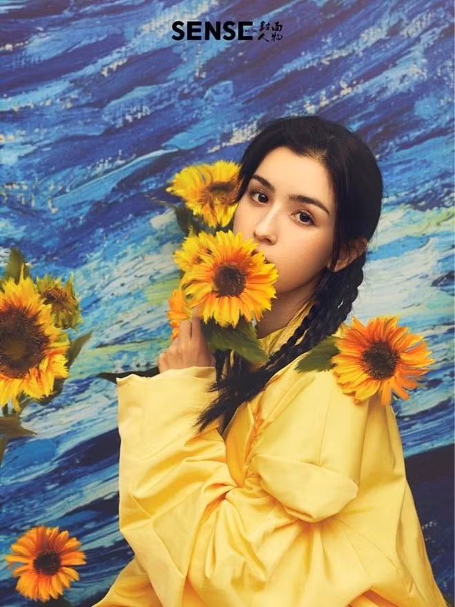 Cô chia sẻ bản thân từng có 2 năm kinh nghiệp trong lĩnh vực biểu diễn tại một đoàn múa thuộc quân đội nhưng muốn tìm kiếm cơ hội ở mảng diễn xuất. Về điểm này cha mẹ cô không cấm cản, bạn bè còn khen ngợi ưu điểm lớn của cô là lạc quan và thích thử thách. Sở hữu đường nét khuôn mặt mềm mại và nữ tính, Cáp Ny Khắc Tư từng được ví như mỹ nhân Trương Bá Chi thời trẻ.