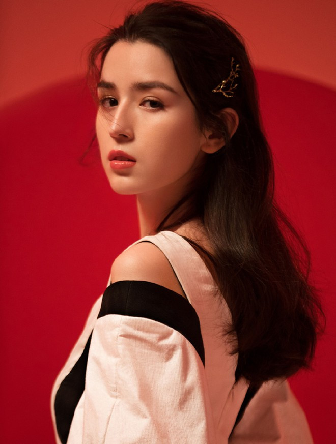 Cáp Ny Khắc Tư sinh ngày 29/1/1996 tại Tân Cương, Trung Quốc. Cô thuộc dân tộc Duy Ngô Nhĩ và đang ký hợp đồng với công ty truyền thông Động Bá Ảnh Nghiệp. Là "gà cưng" dưới trướng nghệ sĩ Trần Hách nổi tiếng, Cáp Ny Khắc Tư có xuất phát điểm tốt hơn nhiều nghệ sĩ trong giới.