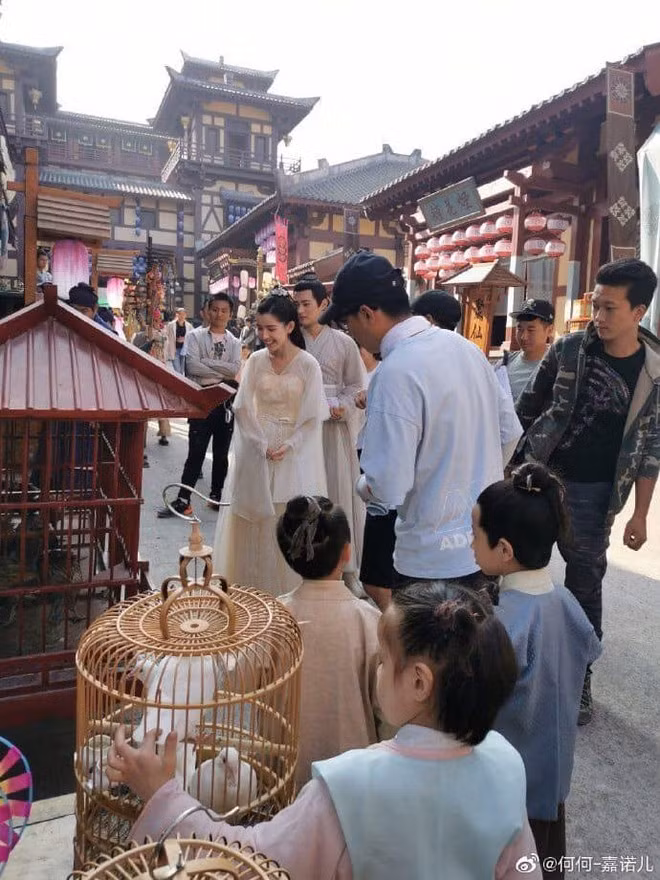 Hậu trường bộ phim Thiên Vũ Kỷ do nam chính Hứa Khải và nữ chính Ngô Giai Di đảm nhận. Tin tức cho biết phim đã khởi quay từ tháng 9 nhưng do độ bảo mật cao nên hình ảnh hay thông tin đều không tiết lộ ra bên ngoài. Dù chưa biết nội dung vai diễn của Cáp Ny Khắc Tư nhưng người hâm mộ hi vọng cô sẽ thành công trong những dự án sắp tới.