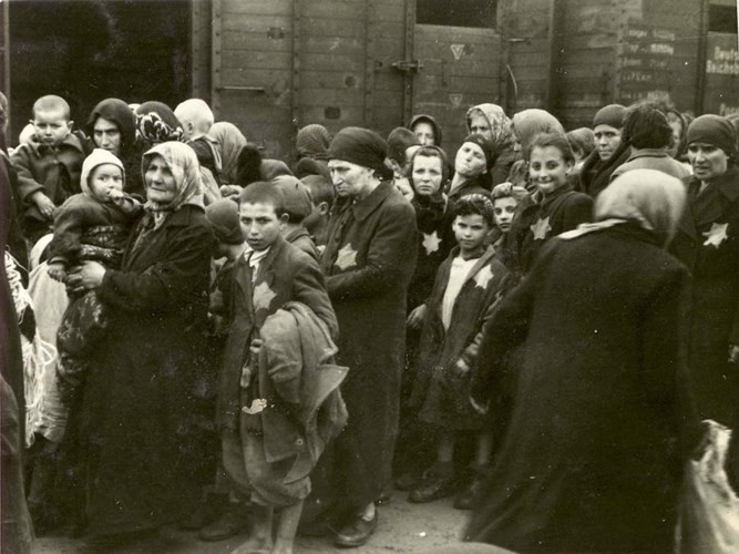 Sự thật rùng rợn khiến những người lính đồng minh khi giải phóng trại Auschwitz năm 1945 không khỏi khiếp sợ là phát hiện gần 2 tấn tóc người tại nơi này.