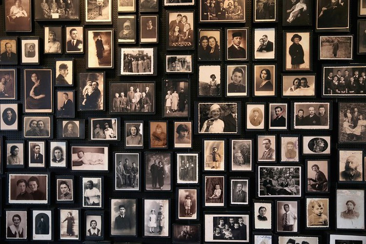 Một người lính Ba Lan tên Witold Pilecki cố tình để phát xít Đức bắt giữ và đưa đến trại Auschwitz. Tại trại tử thần này, Pilecki bí mật thu thập thông tin về những tội ác của Đức quốc xã. Khi đã có trong tay đủ bằng chứng, ông đào thoát thành công khỏi Auschwitz và công bố với thế giới những điều hãi hùng mà Đức quốc xã gây ra cho tù nhân. Video: Tiếp tục truy tìm tội phạm chiến tranh thời phát xít Đức (nguồn: VTC14)