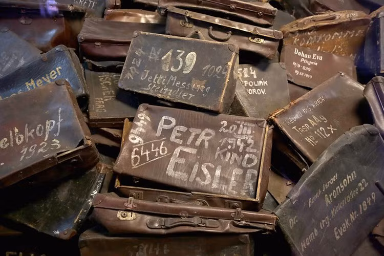 Nữ hộ sinh người Ba Lan Stanislawa Leszczynska đã đỡ đẻ hơn 3.000 em bé tại Auschwitz.