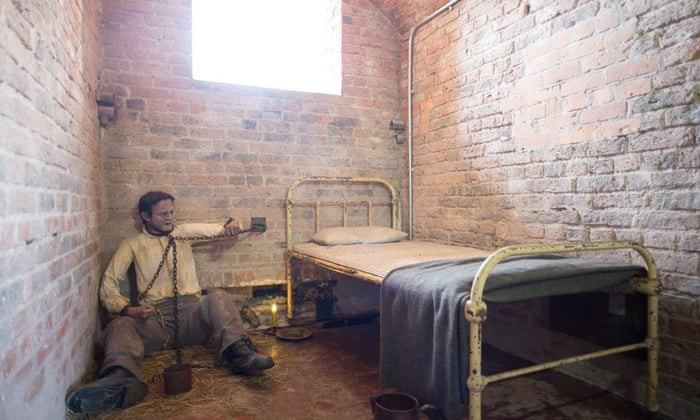 Đặc biệt, chỉ trong 4 năm (giai đoạn từ năm 1850 - 1854), hơn 900 tù nhân chết vì nạn đói. Hàng trăm tù nhân chết được chôn ngay trên một nghĩa địa tại hòn đảo Spike.