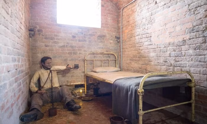 Đặc biệt, chỉ trong 4 năm (giai đoạn từ năm 1850 - 1854), hơn 900 tù nhân chết vì nạn đói. Hàng trăm tù nhân chết được chôn ngay trên một nghĩa địa tại hòn đảo Spike.