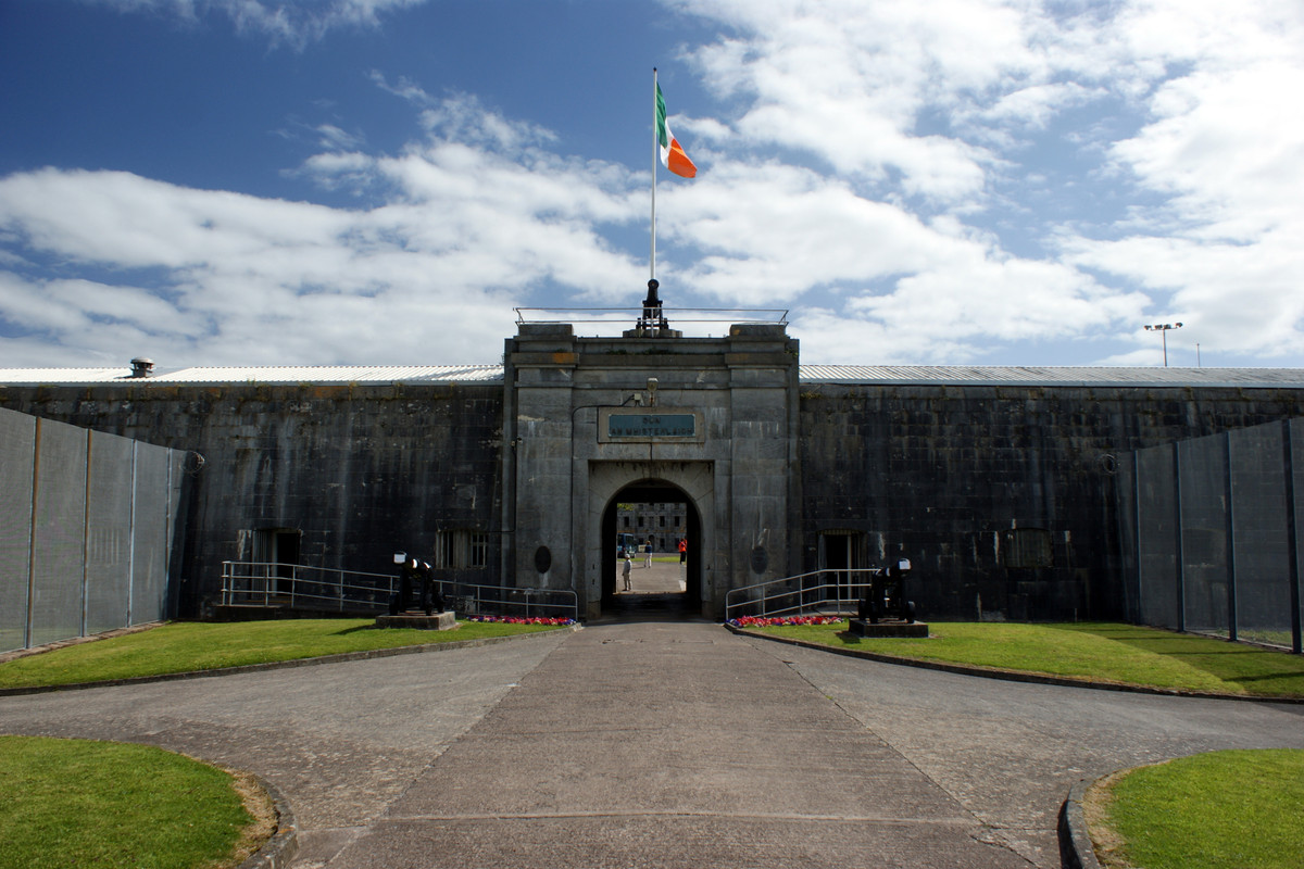 Với số lượng tù nhân lớn như trên, mỗi phòng giam có diện tích 65 m2 là nơi sinh hoạt của 40 tù nhân. Kể từ khi nhà tù trên đảo Spike chính thức đi vào hoạt động, tỷ lệ tù nhân tử vong khi thụ án rất cao.