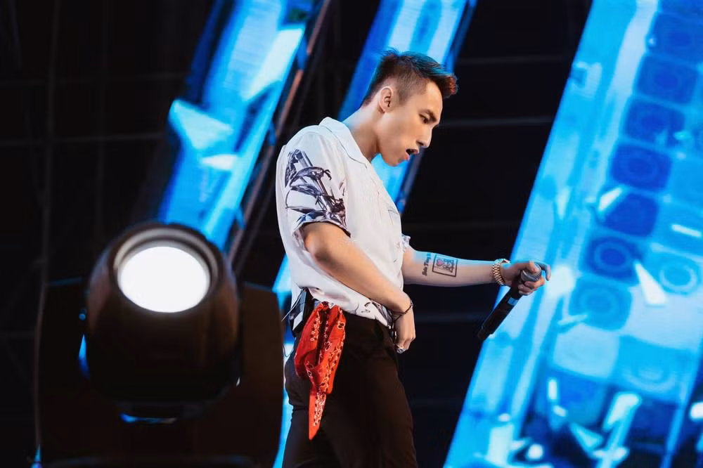 Son Tung lai lang-xe phong cach thoi trang moi: “khan vat hong”-Hinh-3