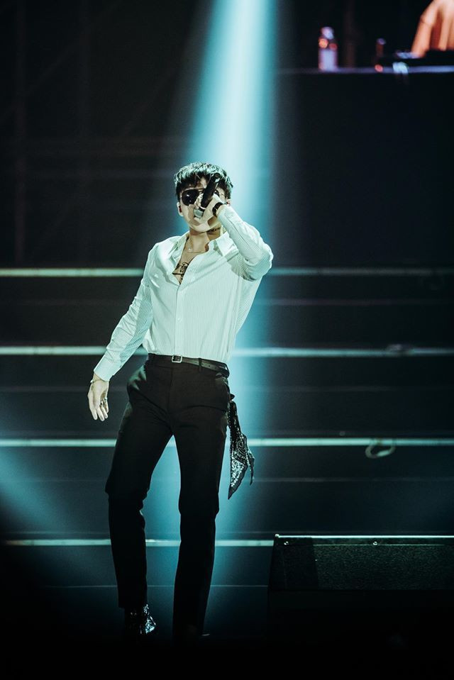 Son Tung lai lang-xe phong cach thoi trang moi: “khan vat hong”