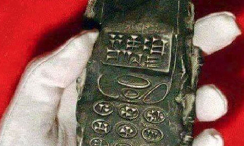 Một cổ vật khác bị hoài nghi là bằng chứng du hành thời gian là vật thể làm bằng đất sét có niên đại khoảng 800 tuổi được tìm thấy ở Áo.