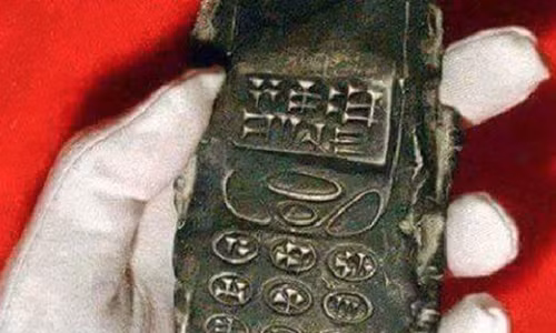 Một cổ vật khác bị hoài nghi là bằng chứng du hành thời gian là vật thể làm bằng đất sét có niên đại khoảng 800 tuổi được tìm thấy ở Áo.