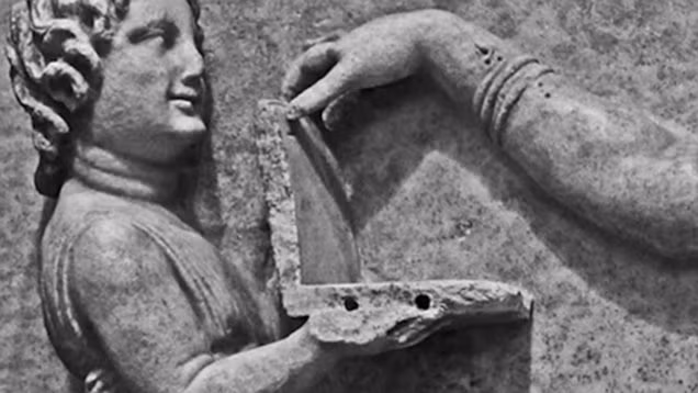 Theo các chuyên gia, bức tượng điêu khắc có niên đại từ thời Hy Lạp cổ đại. Nó hiện được trưng bày ở Bảo tàng J. Paul Getty ở Malibu, Californial, Mỹ.