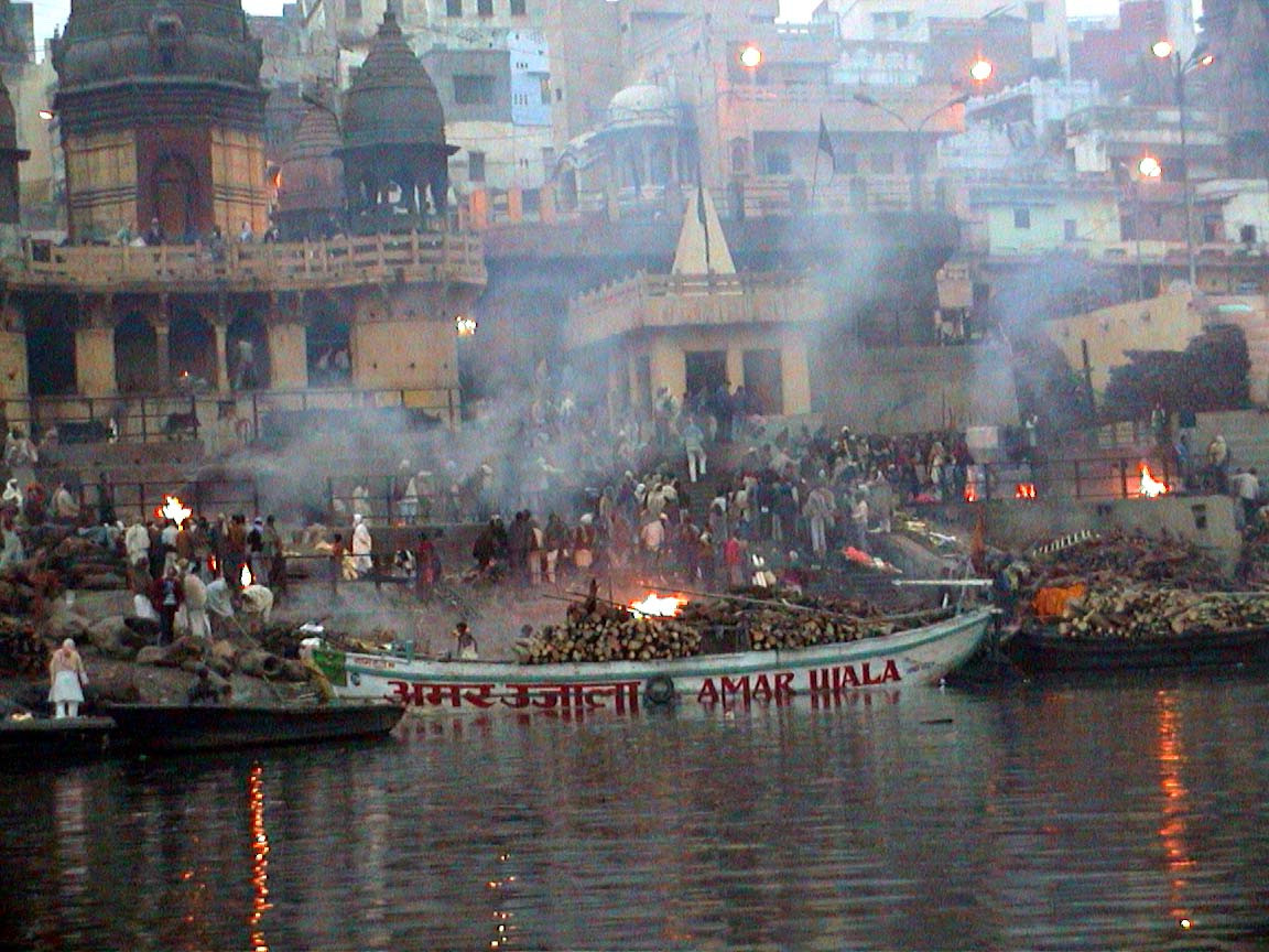 Varanasi cũng là nơi người dân Ấn Độ thực hiện lễ hỏa táng. Mỗi ngày có khoảng 200 người được hoả thiêu rồi rắc tro xuống sông Hằng ở Varanasi.