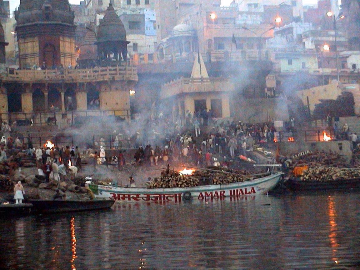 Varanasi cũng là nơi người dân Ấn Độ thực hiện lễ hỏa táng. Mỗi ngày có khoảng 200 người được hoả thiêu rồi rắc tro xuống sông Hằng ở Varanasi.