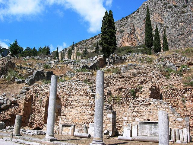 Hiện nay, hàng ngàn du khách ghé thăm thành Thebes mỗi năm để tìm hiểu, chiêm ngưỡng những công trình kiến trúc, di tích cổ xưa có niên đại hàng ngàn năm.