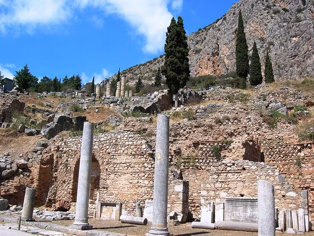 Hiện nay, hàng ngàn du khách ghé thăm thành Thebes mỗi năm để tìm hiểu, chiêm ngưỡng những công trình kiến trúc, di tích cổ xưa có niên đại hàng ngàn năm.
