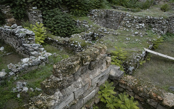 Các chuyên gia, nhà khảo cổ phát hiện dấu vết của móng nhà, cống, và bức tường gạch bùn... của cư dân thành Thebes có niên đại cách đây khoảng 5.000 năm.