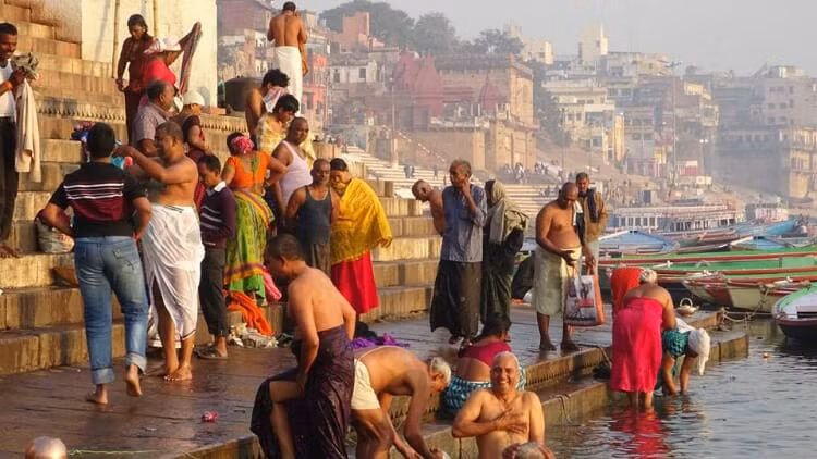 Người dân ở thành phố linh thiêng Varanasi hiện vẫn thực hiện những nghi lễ, tập tục truyền thống như tắm gội, tẩy trần tại dòng sông Hằng.