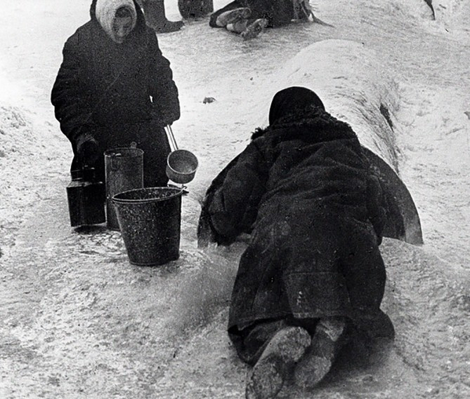 Khi Đức quốc xã ném bom vào nguồn cung cấp nước của Leningrad, dân Liên Xô phải lấy nước từ các kênh rạch và sông ngòi trong thành phố.