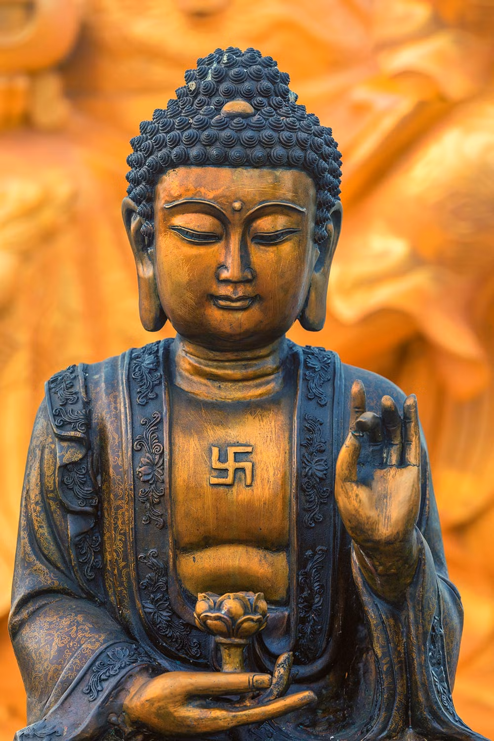 Nó biểu thị công đức vô lượng của Phật. Sở dĩ biểu tượng này xuất hiện ở ngực của Phật là để thể hiện ý nghĩa giác ngộ vẹn toàn của Phật.