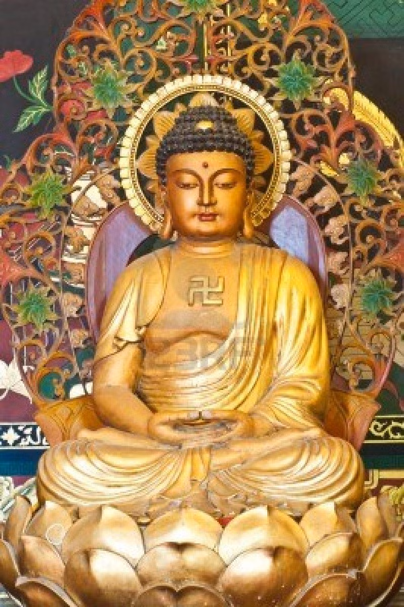 Chữ Vạn ở chính giữa ngực tượng Phật tượng trưng cho lý Trung Đạo, không kẹt hai bên, vượt ngoài đối đãi.