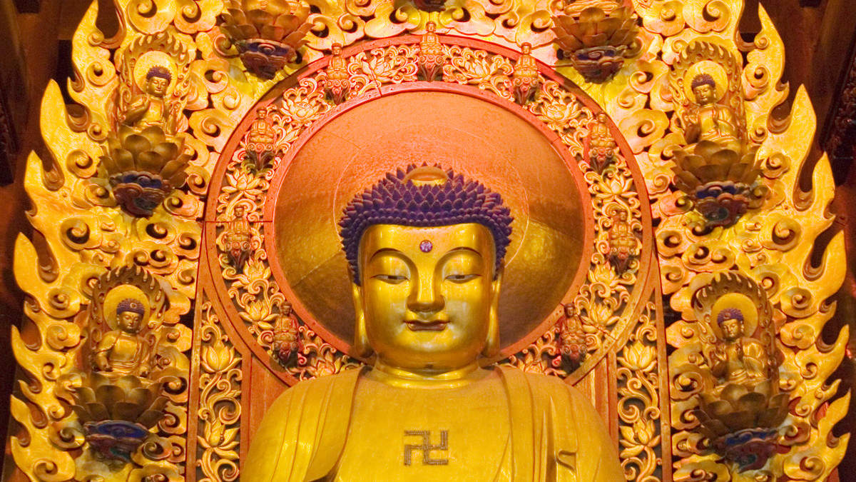 Cụ thể, chữ Vạn là một trong 32 tướng đẹp của Phật và có vị trí trên ngực của Phật. Nó biểu thị công đức vô lượng của Phật, lòng từ bi và trí tuệ vô lượng của Phật.