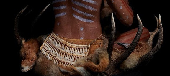 Thi hài nữ "pháp sư" được chôn cất trong tư thế ngồi khoanh chân trên sừng của hươu nai. Người này mặc áo choàng lông, đeo vòng cổ đá và thắt lưng làm từ 130 răng động vật. Người phụ nữ có nước da sẫm màu.