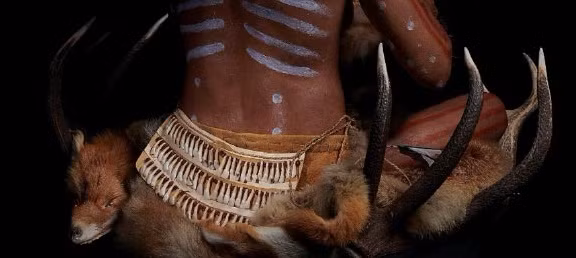 Thi hài nữ "pháp sư" được chôn cất trong tư thế ngồi khoanh chân trên sừng của hươu nai. Người này mặc áo choàng lông, đeo vòng cổ đá và thắt lưng làm từ 130 răng động vật. Người phụ nữ có nước da sẫm màu.