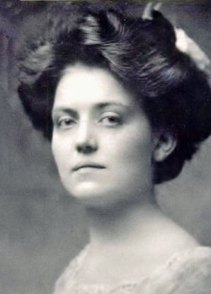 Năm 21 tuổi, Jessop nộp đơn xin làm tiếp viên tàu Royal Mail Lines. Ban đầu, bà bị từ chối với lý do trẻ trung và xinh đẹp có thể gây rắc rối cho hành khách và nhân viên.