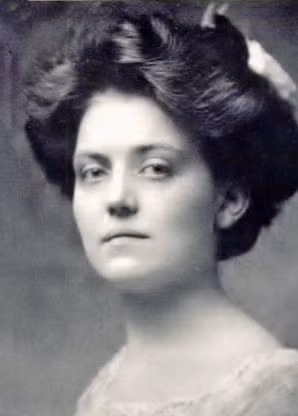 Năm 21 tuổi, Jessop nộp đơn xin làm tiếp viên tàu Royal Mail Lines. Ban đầu, bà bị từ chối với lý do trẻ trung và xinh đẹp có thể gây rắc rối cho hành khách và nhân viên.