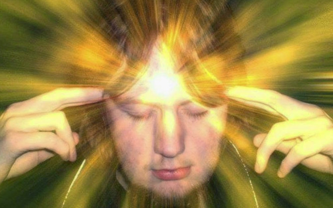 Giống Carl Jung, nhà vật lý đoạt giải Nobel Wolfgang Pauli cũng tin vào học thuyết đồng phương tương tính và dành nhiều thời gian nghiên cứu về vấn đề này.