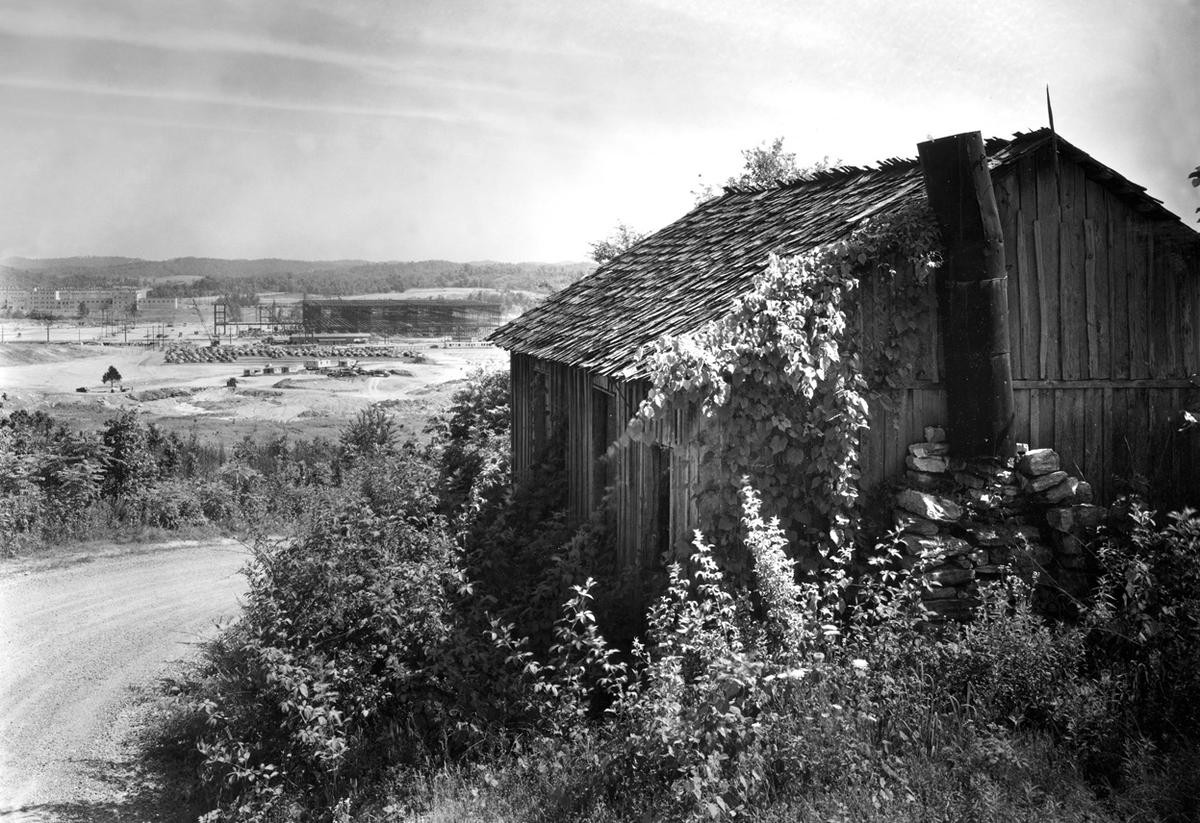 Sau khi có đất, Mỹ cho xây dựng hàng loạt công trình khổng lồ cũng như nhà xưởng, nơi ở cho nhà khoa học, công nhân...