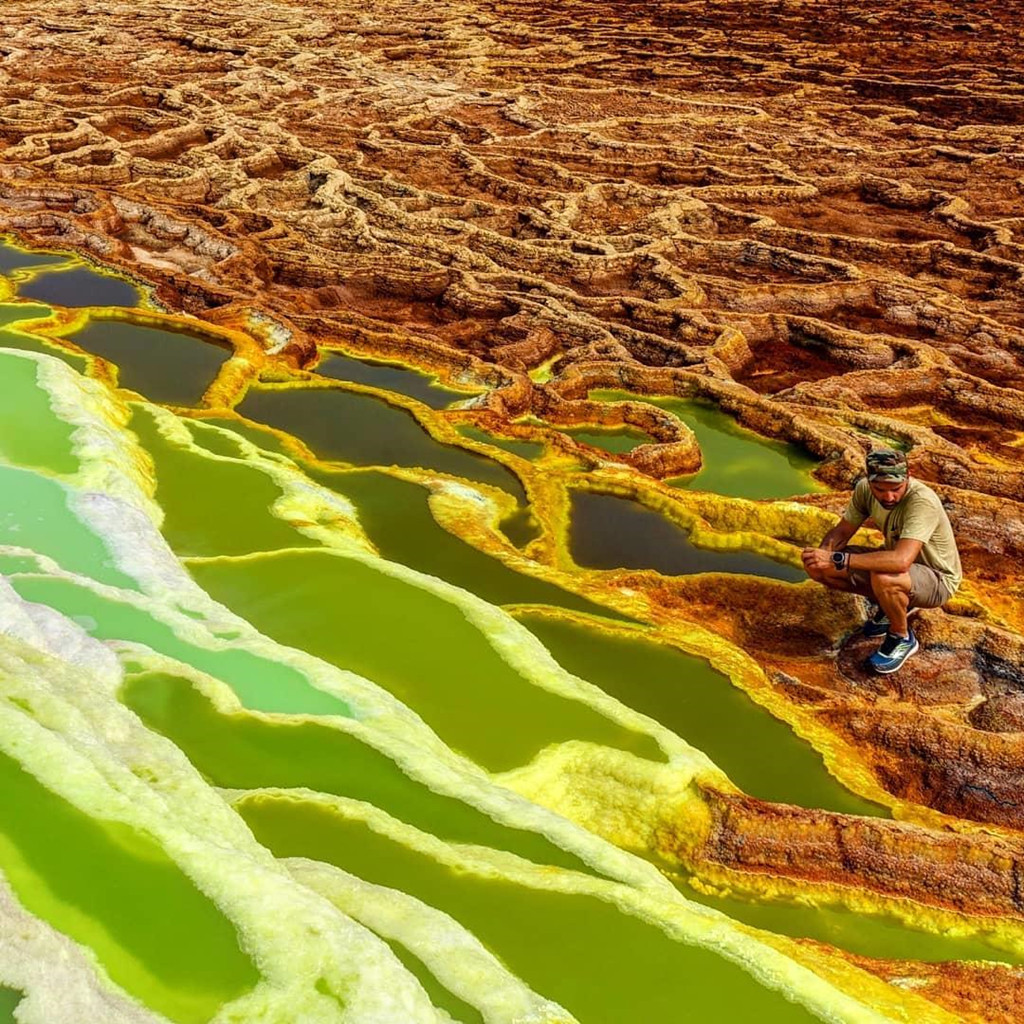 Tuy khí hậu khắc nghiệt và địa hình hiểm trở, "địa ngục" Dallol vẫn là nơi người dân Afar kiếm kế sinh nhai bằng cách khai thác muối.