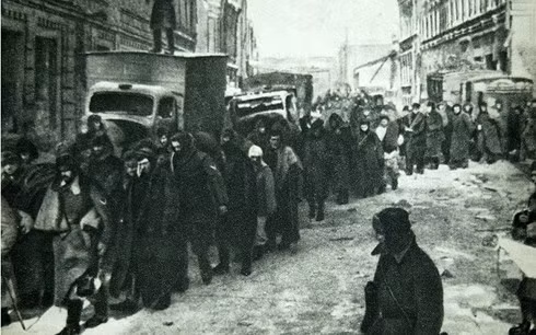 Kết quả nhiều phòng tuyến của Đức quốc xã bị lực lượng Liên Xô xuyên thủng và từng bước bao vây Tập đoàn quân số 6 của Đức.