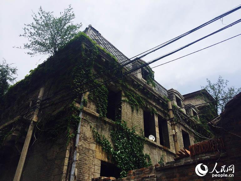 Một câu chuyện khác kể về việc 3 công nhân thi công trong ngôi nhà thì đột nhiên mất tích mà không để lại dấu vết nào.