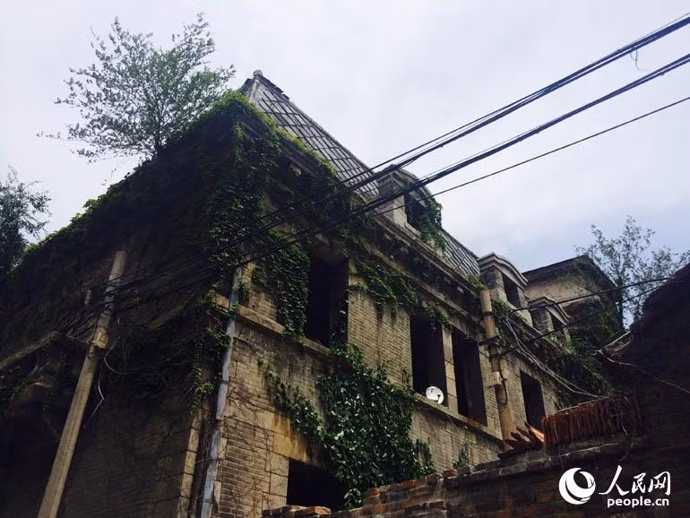 Một câu chuyện khác kể về việc 3 công nhân thi công trong ngôi nhà thì đột nhiên mất tích mà không để lại dấu vết nào.