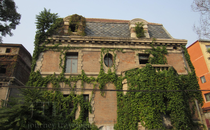 Theo người dân, người phụ nữ với tiếng khóc bí ẩn trên đã qua đời một cách rùng rợn khi sống trong căn nhà.