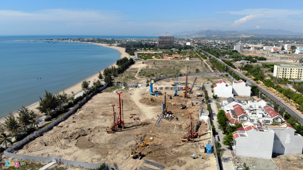 Khi condotel bùng nổ, nhiều địa phương vốn không phát triển du lịch biển cũng bắt đầu thu hút những dự án. Điển hình như Quảng Bình, Phú Yên, Bình Định, Ninh Thuận... Trong hình là một dự án condotel đang được xây dựng ở Ninh Thuận với hàng nghìn căn mở bán.