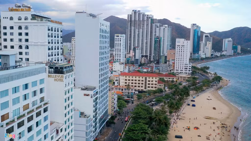 Hiện tại, trên cả nước, condotel đang thoái trào và giao dịch chậm. Nhiều chủ đầu tư không thể thực hiện đúng cam kết lợi nhuận tới khách hàng. Nhiều khách hàng đã vay tiền ngân hàng để đầu tư condotel, nay có nguy cơ không thể trả nợ. Condotel vẫn được coi là "đứa con lai" vô thừa nhận, tính pháp lý vẫn chưa rõ ràng, việc giao dịch mua bán gần như không thể.