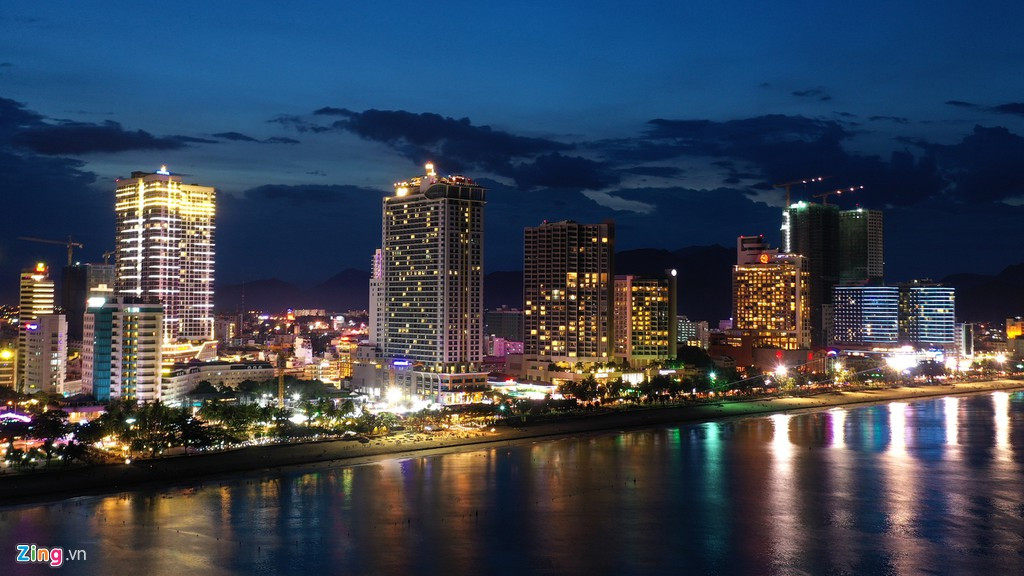 Nhiều kiến trúc sư cho rằng việc cấp phép và bùng nổ condotel đã phá vỡ hoàn toàn cảnh quan của Nha Trang, biến thành phố giống như một "rừng bê tông chật chội".