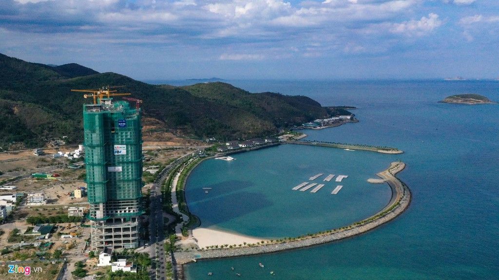 Các dự án condotel có điểm chung là thường nằm ven biển. Khi trung tâm Nha Trang đã dày đặc các dự án, nhiều chủ đầu tư đã tìm đến vùng đất mới, xa hơn như phía bắc, nam thành phố. Trong hình là một dự án condotel với bến du thuyền đang xây dựng tại phía bắc Nha Trang.