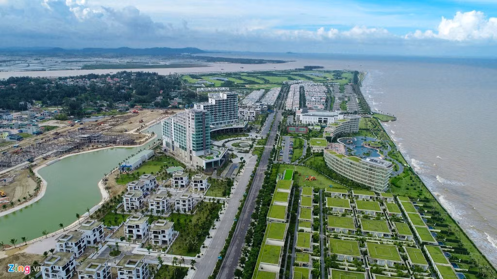 Ở phía Bắc, Quảng Ninh và Thanh Hóa là 2 khu vực được một số chủ đầu tư phát triển condotel. Điển hình như một dự án tại Sầm Sơn đã và đang mở bán hàng nghìn sản phẩm từ condotel, biệt thự biển, nhà phố...