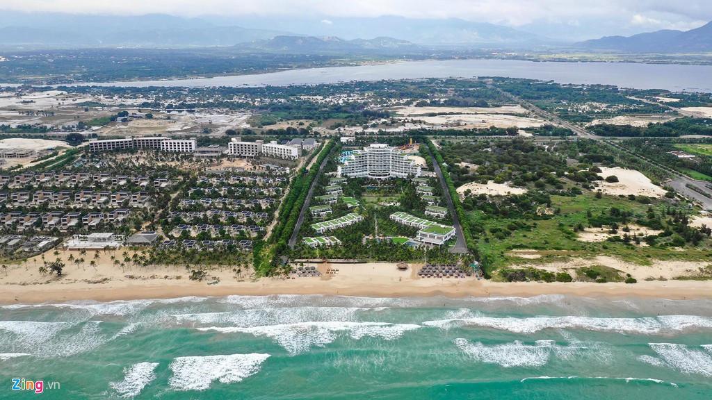 Tại phía nam Nha Trang là khu vực Cam Ranh cũng đang là đại công trường xây dựng hàng nghìn căn hộ condotel, biệt thự biển. Các dự án có điểm chung đều rộng hàng chục đến hàng trăm ha, chạy dọc bờ biển Bãi Dài Cam Ranh và hình thành những khu nghỉ dưỡng rộng lớn.