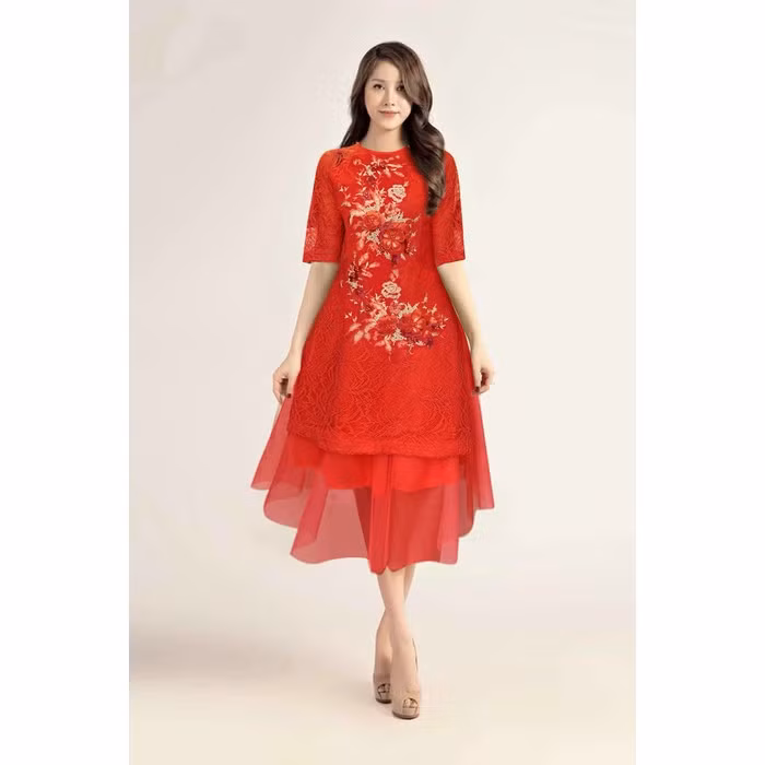 Một số thiết kế áo dài cách điệu nổi bật với những chi tiết thắt nơ, tay phồng, pha ren, họa tiết hoa... tôn lên dáng vẻ thướt tha, yêu kiều của người con gái Việt. Mời quý độc giả xem video: Áo dài nét đẹp truyền thống người Việt (nguồn: VTC10).