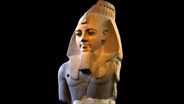 Trong số này có việc Ramses II cho người xây dựng hai ngôi mộ "khủng" cho bản thân.