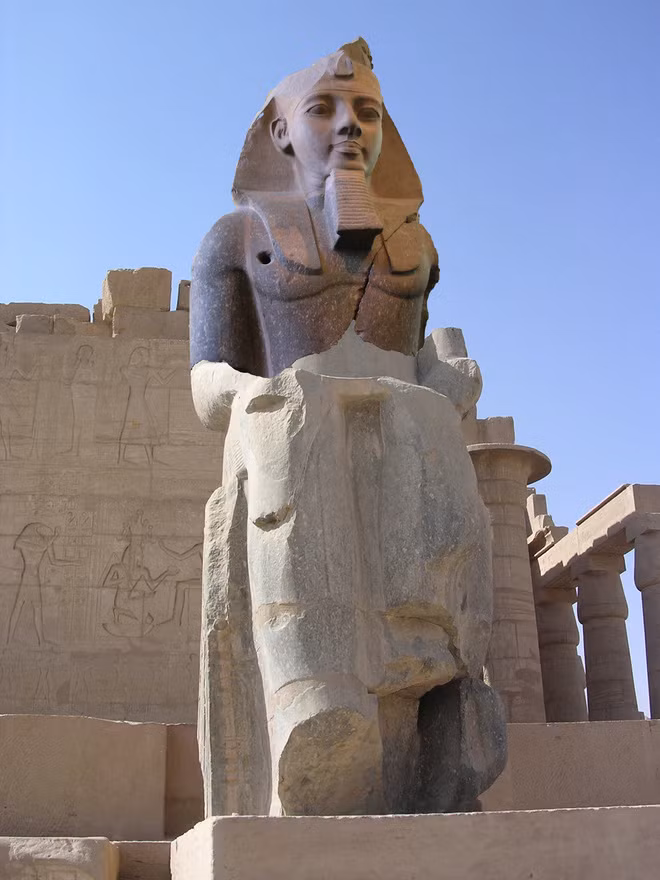 Thêm nữa, Ramses II cho xây dựng rất nhiều đền đài, cung điện... xa hoa lộng lẫy.