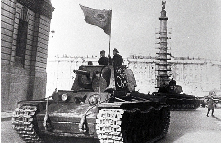 Về sau, Liên Xô liên tục thực hiện một số cải tiến với mẫu xe tăng KV-1 khiến hiệu quả chiến đấu của nó trên chiến trường ngày càng cao hơn.