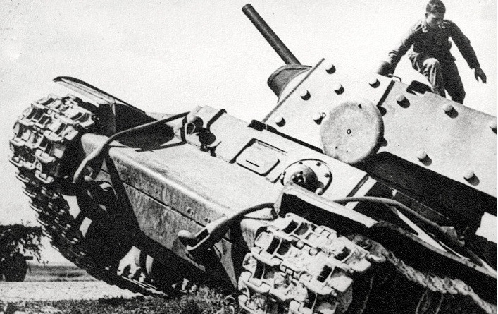 Giải pháp hiệu quả nhất của phát xít Đức trong việc tiêu diệt xe tăng KV-1 là sử dụng pháo cao xạ hạng nặng 88m và lựu pháo 105mm. Điều này có nghĩa quân đội phát xít Đức cần sự hỗ trợ của lực lượng Không quân.