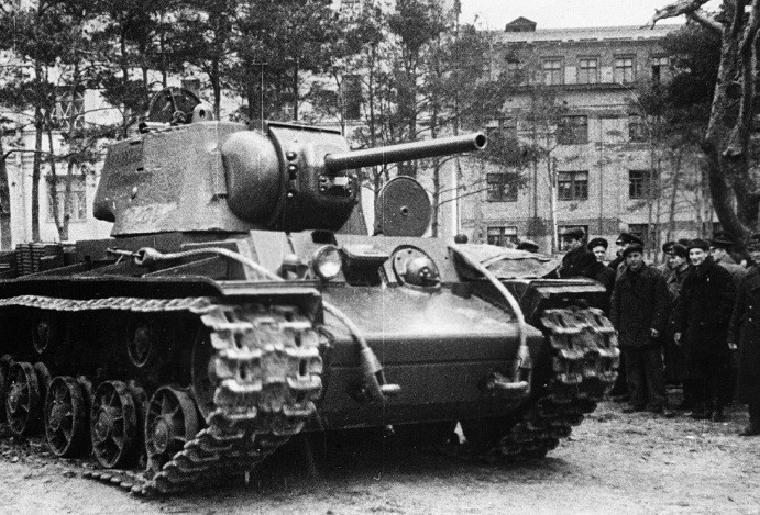 Sở dĩ phát xít Đức khiếp sợ cỗ xe tăng KV-1 của Liên Xô là bởi nó có lớp giáp dày, hỏa lực chính là pháo 76mm cơ số đạn 111 viên (lúc đầu là loại L-11), cùng với 3 khẩu súng máy DT gắn ở đằng sau tháp pháp, ở giáp trước thân xe và đồng trục với pháo chính.