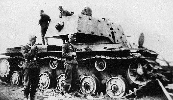 Trong các cuộc đụng độ đầu tiên với các xe tăng KV-1 vào mùa hè năm 1941, lính phát xít Đức nhận ra rằng họ thiếu vũ khí để phá hủy các cỗ xe tăng đầy uy lực của đối phương.
