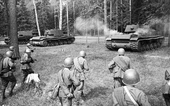 Nguyên do là bởi xe tăng KV-1 hoàn toàn chống chịu tốt các loạt đạn bắn thẳng của pháo chống tăng 50 mm.